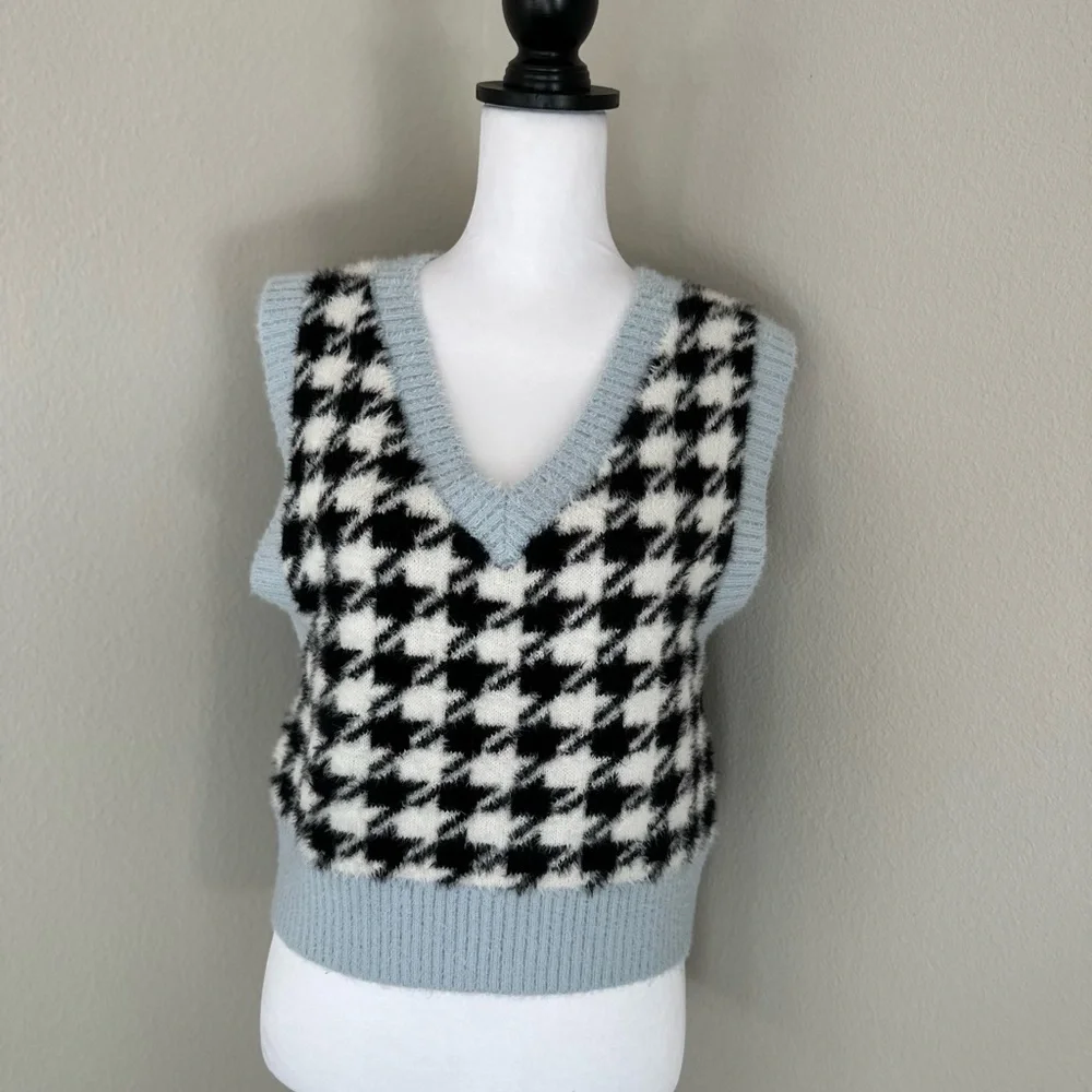 H&M Black and White Houndstooth V-Neck Sweater